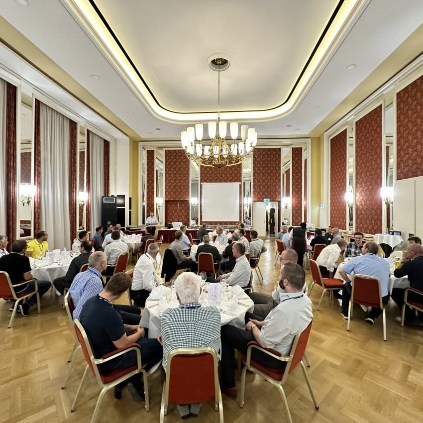 In einem prunkvollen Saal im Chemnitzer Hof sitzen die Besucher der Fachtagung an stilvoll gedeckten Tischen und genießt die Atmosphäre.
