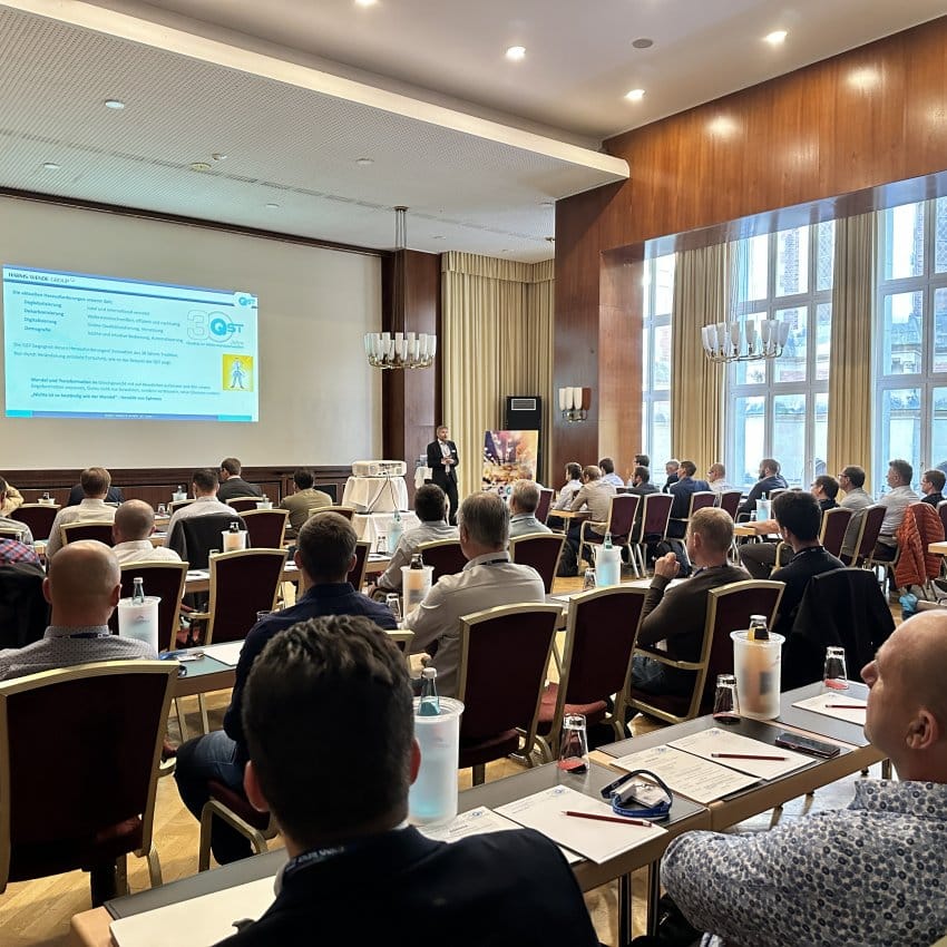 Die Besucher der Fachtagung sitzen im Konferenzsaal des Chemnitzer Hofs und hören verschiedenen Vorträgen zu.